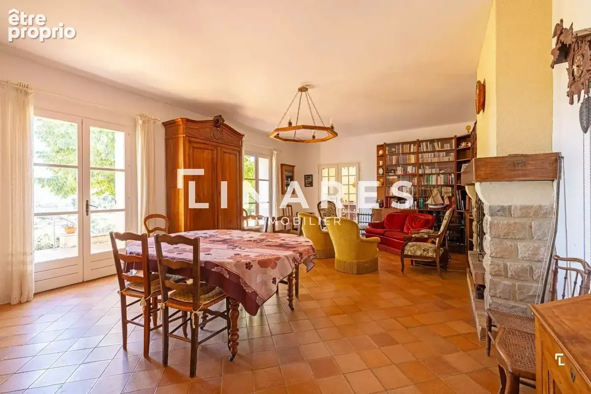 PLEIN SOLEIL - Villa T6 de 206m² - Piscine - Cuisine d'été - Terrain de 3400m² - 13011 LA TREILLE - photo 4