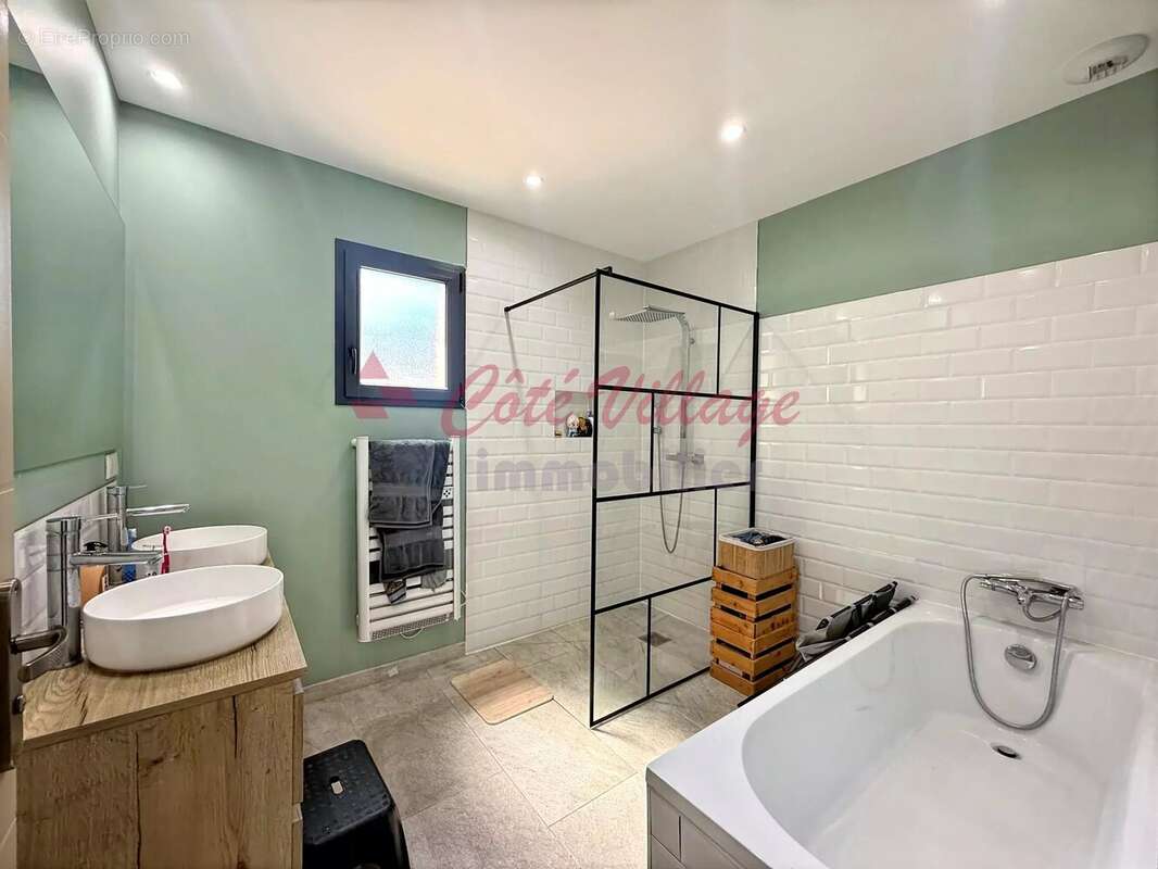 Superbe villa comtemporaine T5 de plain pied avec garage piscine et pool house - photo 11