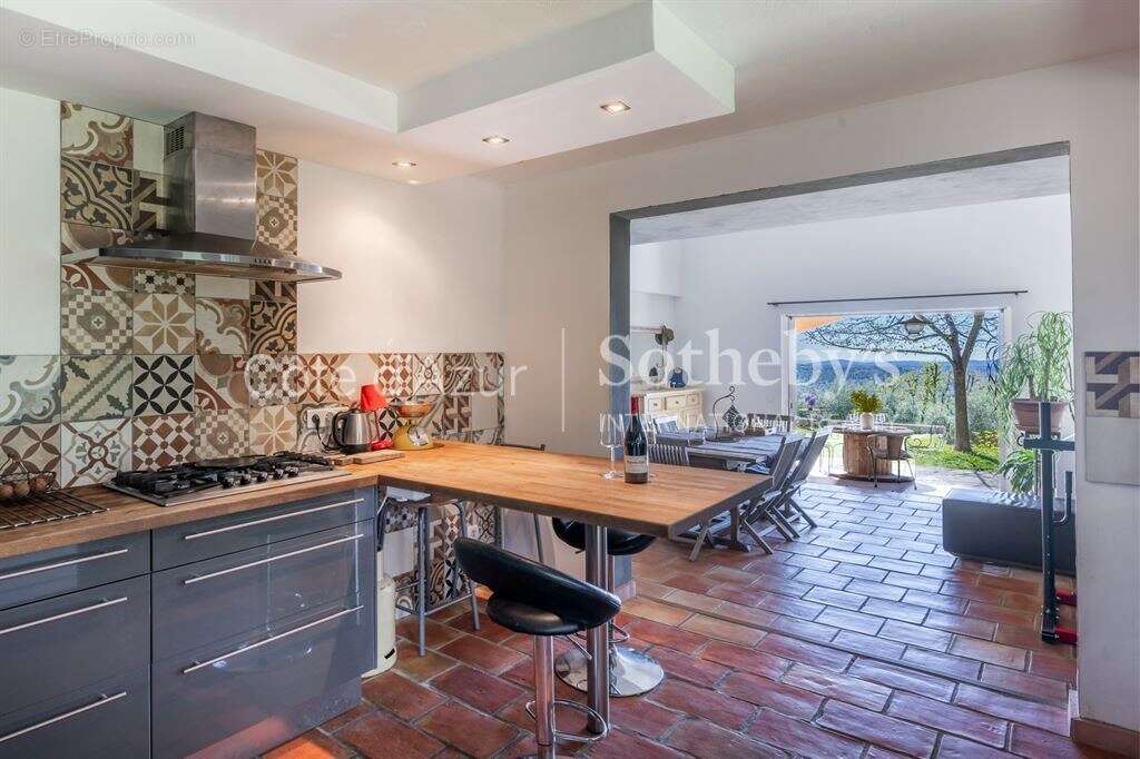 Maison à CHATEAUNEUF-GRASSE