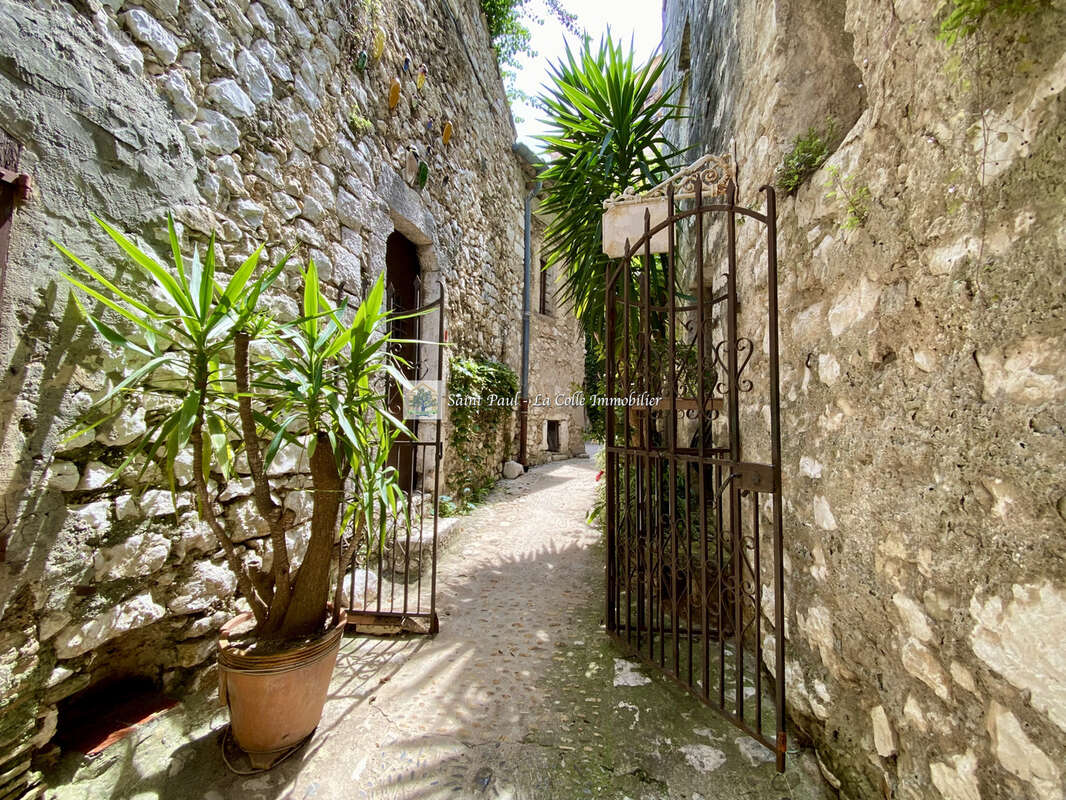 Saint-paul-de-vence - murs commerciaux avec appartement - emplacement no1 sur la place de la fontaine - photo 4