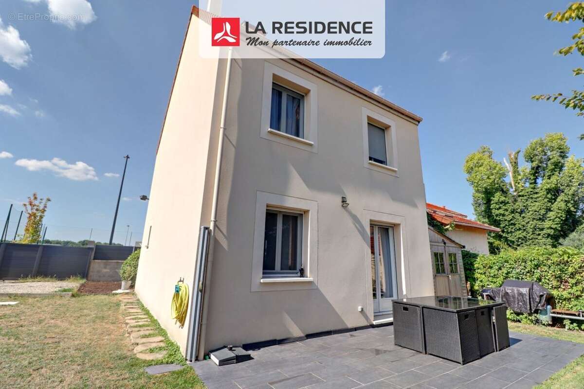 Maison à MAURECOURT