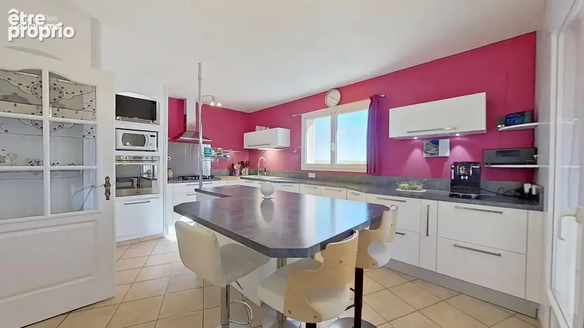 Maison familiale de 184 m² avec piscine et vue dégagée – Calme et confort - photo 13