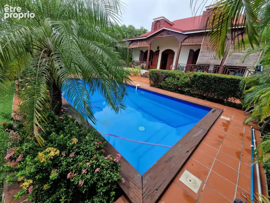 DESHAIES, Villa plage à pied, 2 bungalow, garage et piscine, sur 1 965 m² de terrain arboré - photo 3