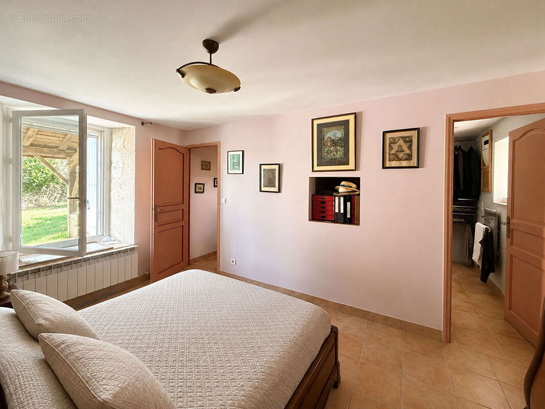Maison de caractère en pierre avec granges et dépendances - photo 6