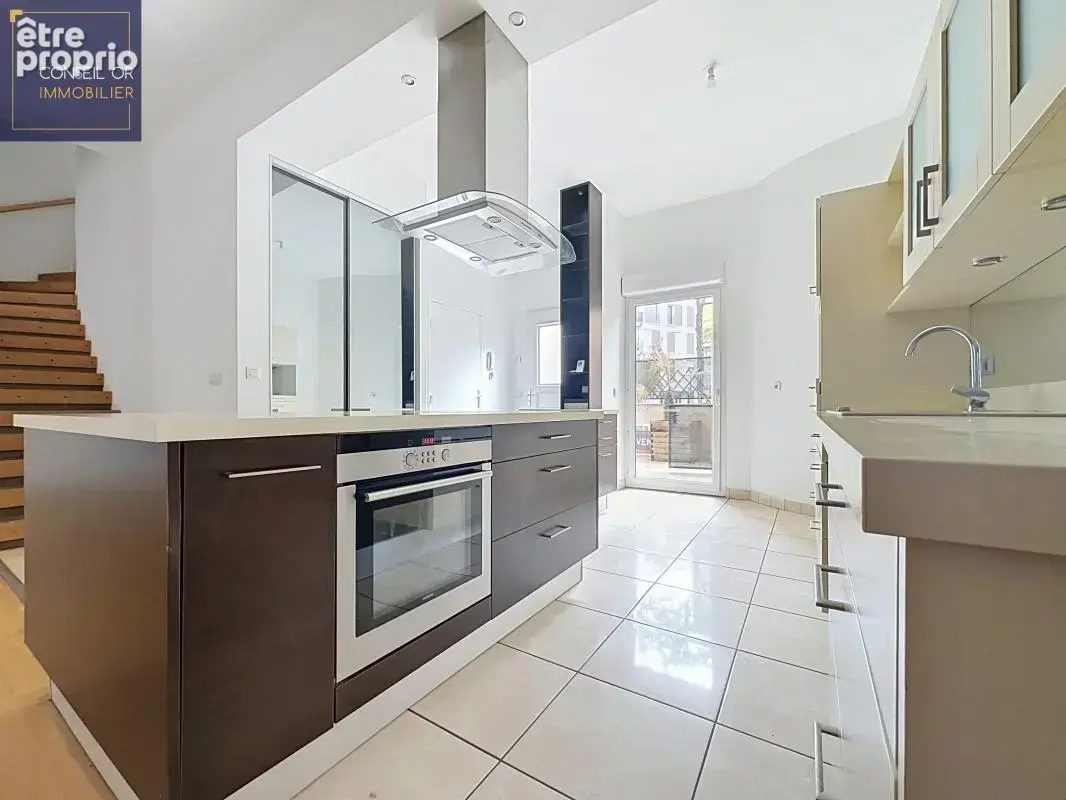 Duplex Oullins centre – 5 pièces – 124 m² – 4 chambres – Terrasse 40 m² – Calme, proche métro, belle hauteur sous plafond, garag - photo 7