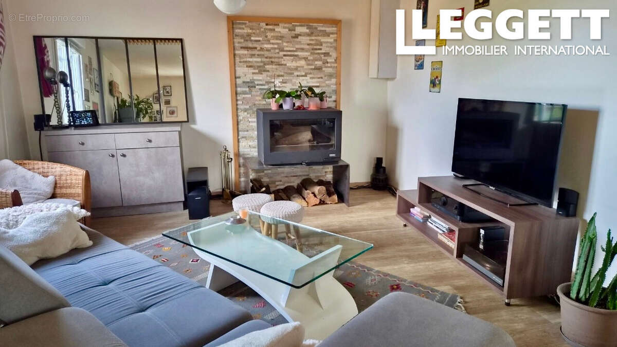 Maison moderne de 4 chambres. Terrasse, piscine, grand jardin et hangar/atelier - photo 3