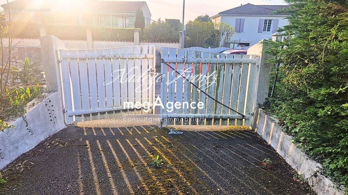 Terrain à SAINT-JEAN-D&#039;ANGELY