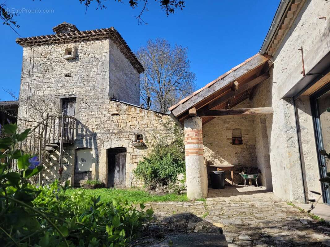 Maison à MONTAIGU-DE-QUERCY