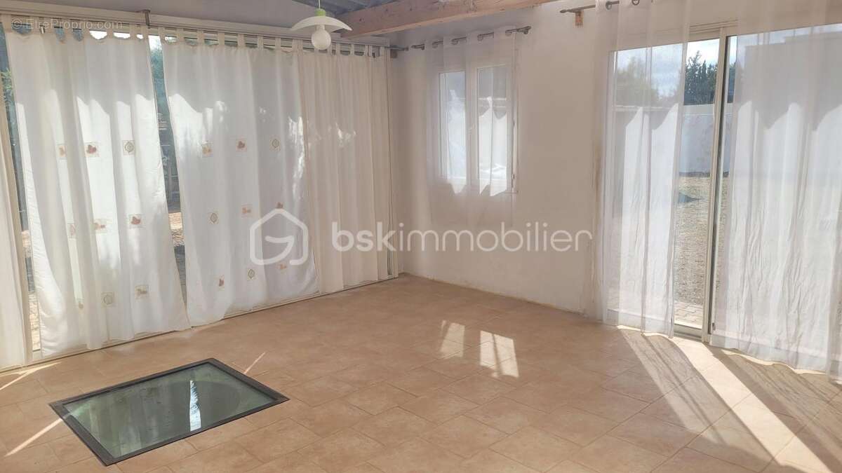 Villedaigne - villa r+1 de 160 m² - 4 faces - type 6 - 3 chambres - garage - piscine - parcelle de 970 m² - photo 2