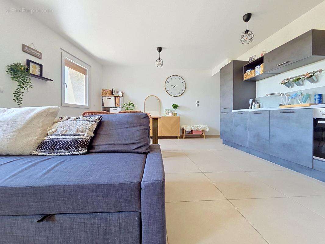 Appartement - Duplex - 2 Chambres - Cave - Place de parking privative en sus - Proche commodités - photo 3