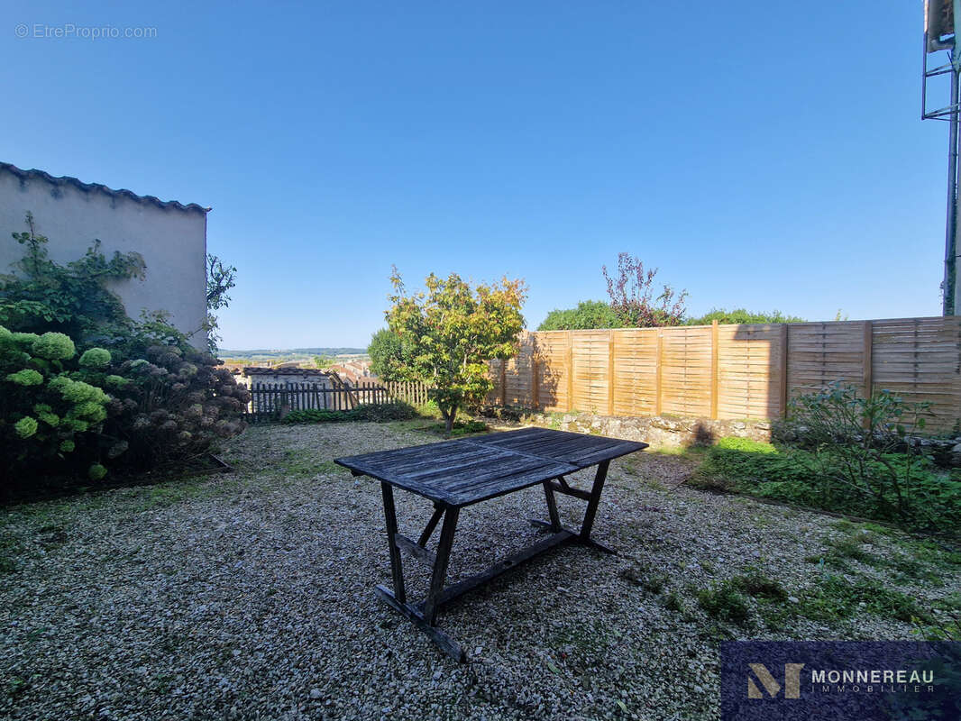 Maison à VILLEBOIS-LAVALETTE