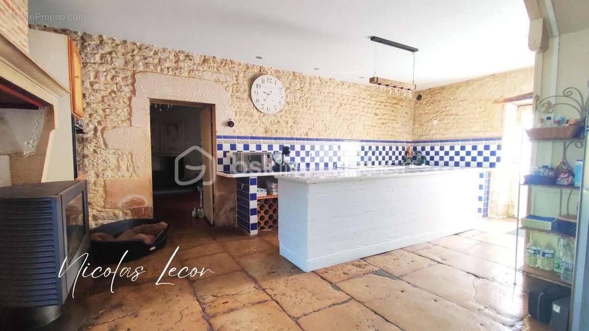 Authentique longère de 170 m² habitables – 4 chambres – Grange – Dépendances – Terrain clos d'environ 2 400 m² - photo 5
