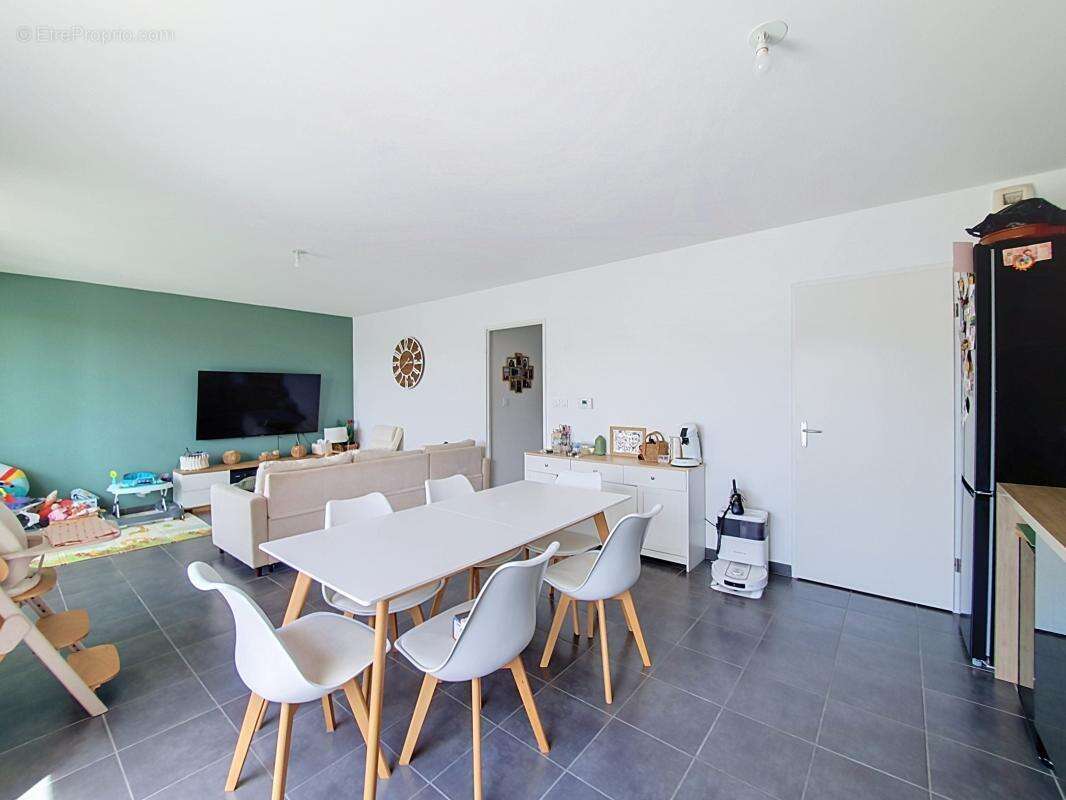 Appartement à CHUZELLES