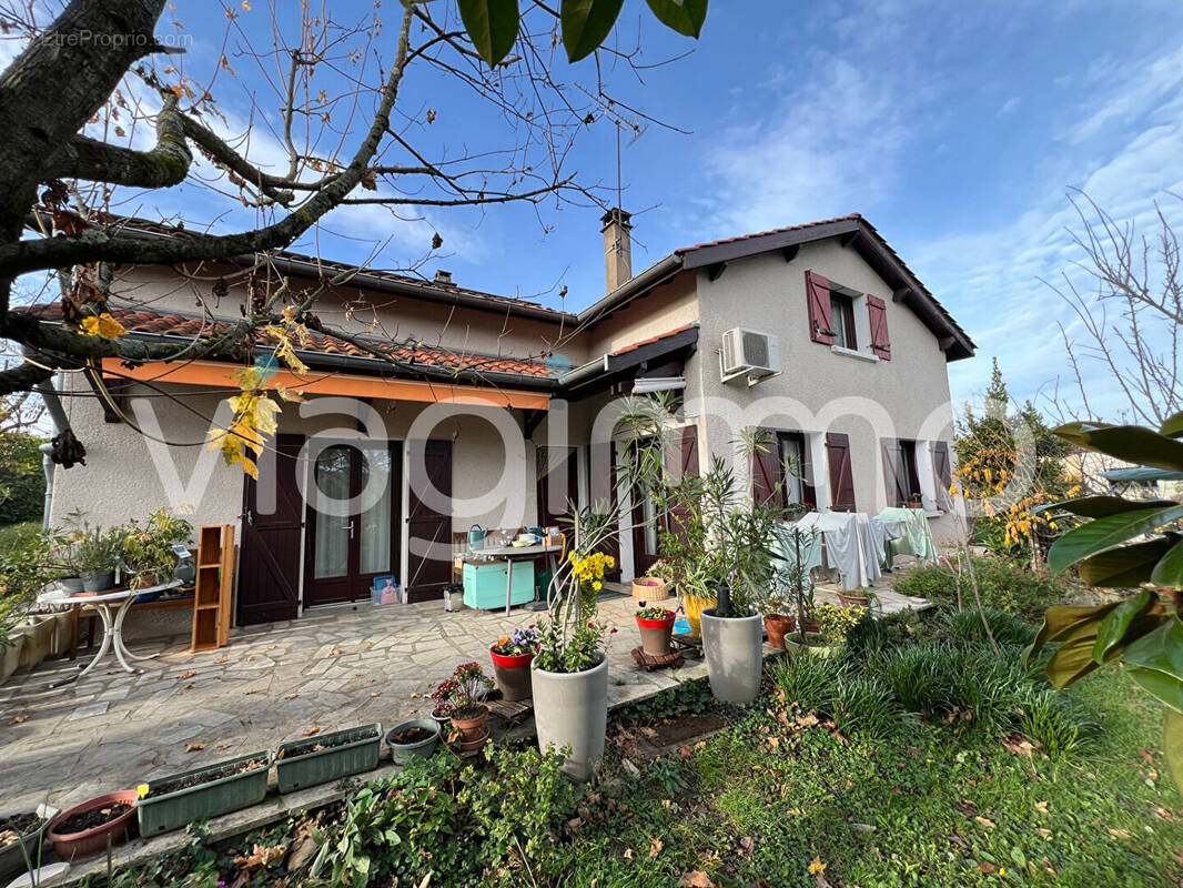 Maison à SAINT-GENIS-LAVAL