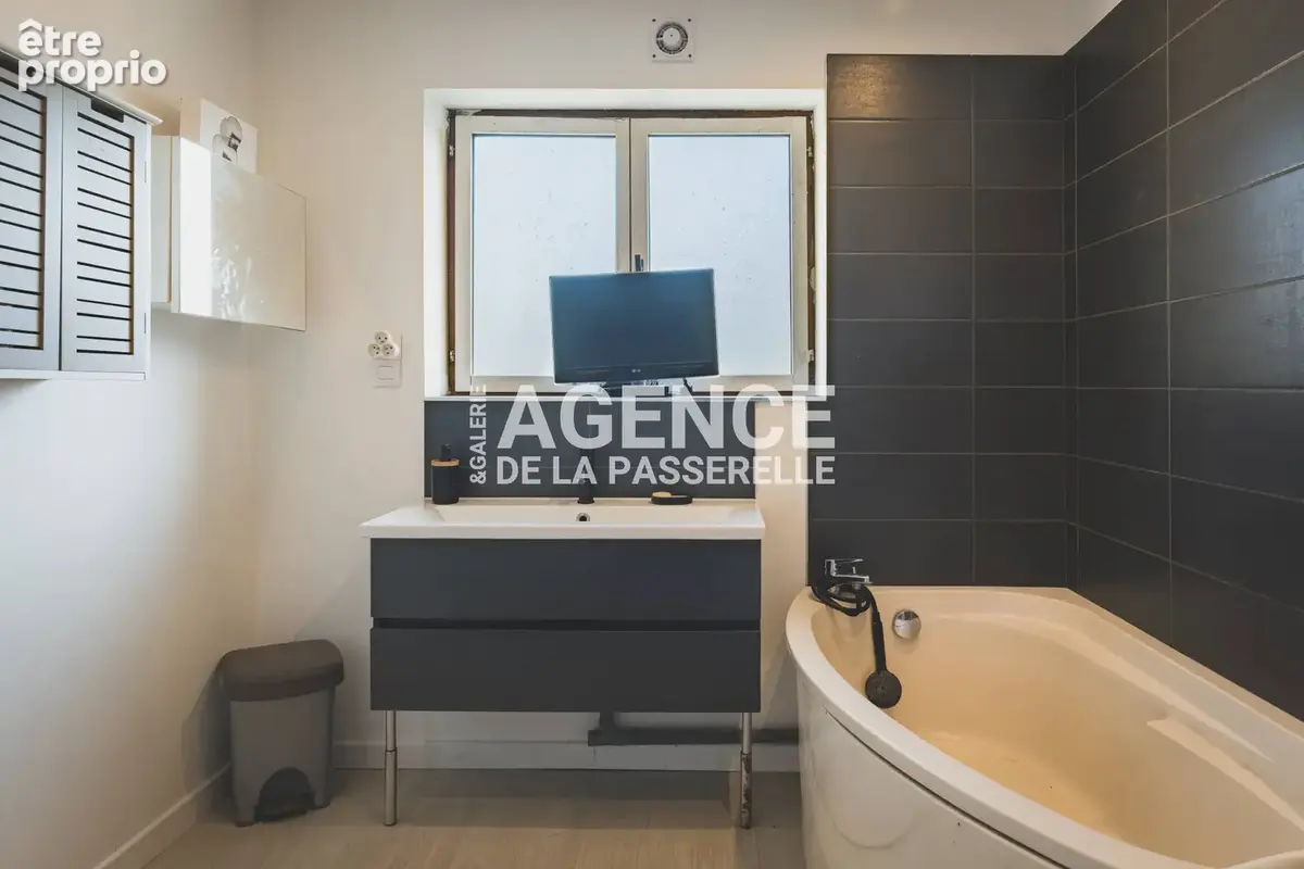 Maison rénovée de 118m2, 4 chambres, jardin et piscine. - photo 39