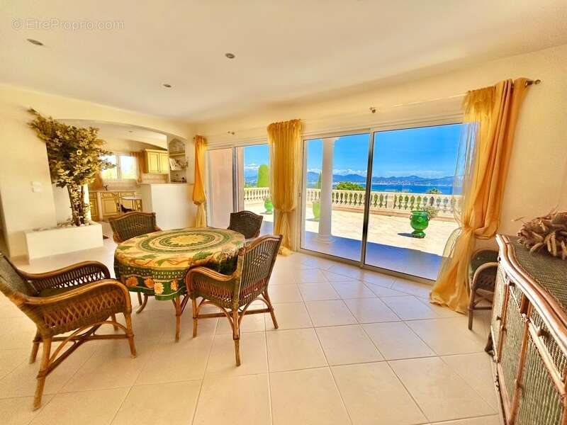 Villa d’Exception à Saint-Aygulf – Vue Mer Panoramique & Cadre Unique - photo 4