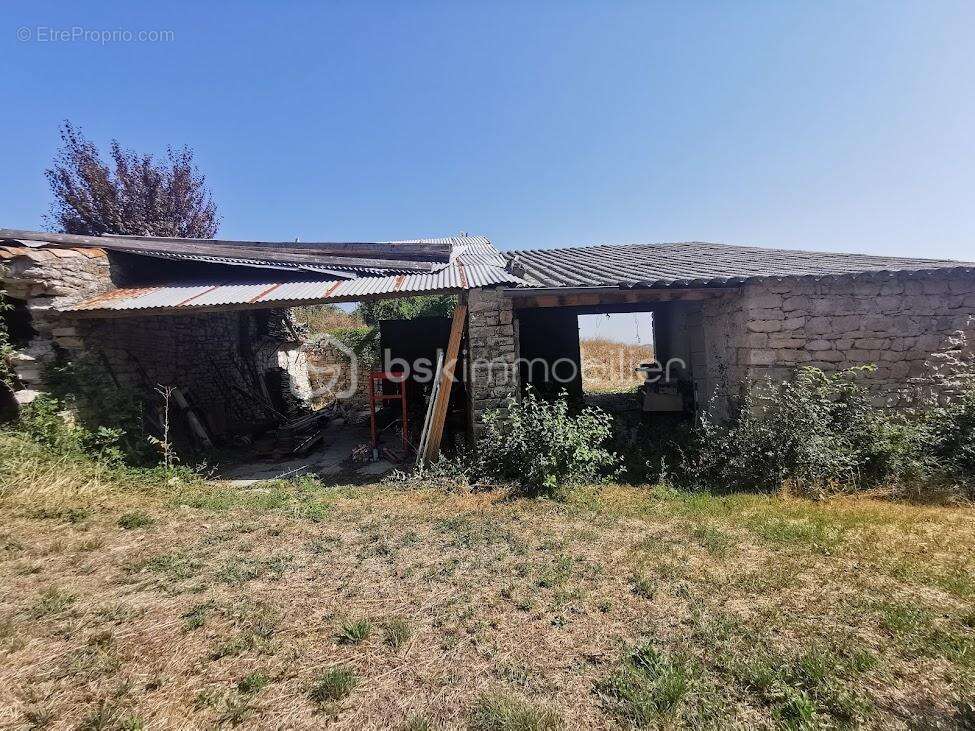 Maison en pierre avec granges, hangar, garage et terrains - Gros potentiel - photo 8