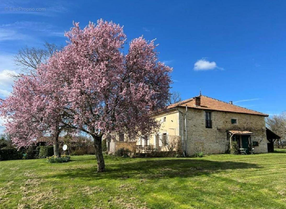 Maison à CHAMPAGNE-MOUTON