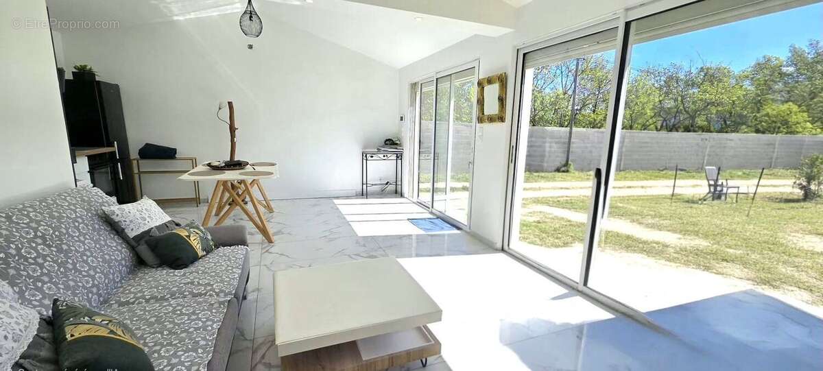 AUBAGNE-ANNEXE AMENAGEE- A VENDRE-700M² DE TERRAIN ZONE - Maison à AUBAGNE