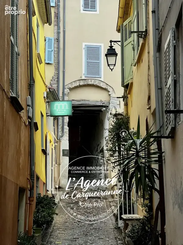 A vendre fonds de commerce restaurant idealement situe au centre ville de hyeres sur une place pleine de charm - photo 3