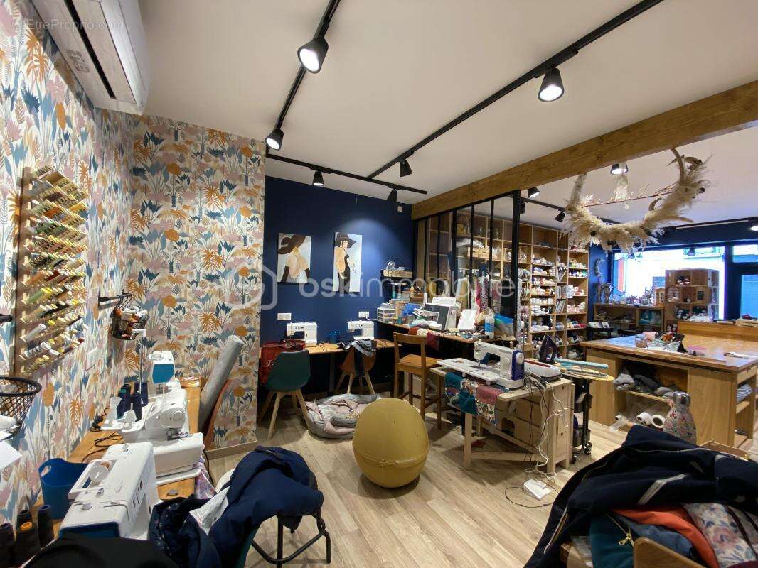 Commerce à MEXIMIEUX