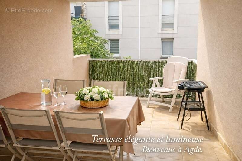 T3 meublé avec terrasse à Agde, quartier Les Cayrets. Résidence sécurisée, 2 parkings privés, commerces à pied et plages à 2 km. - photo 2