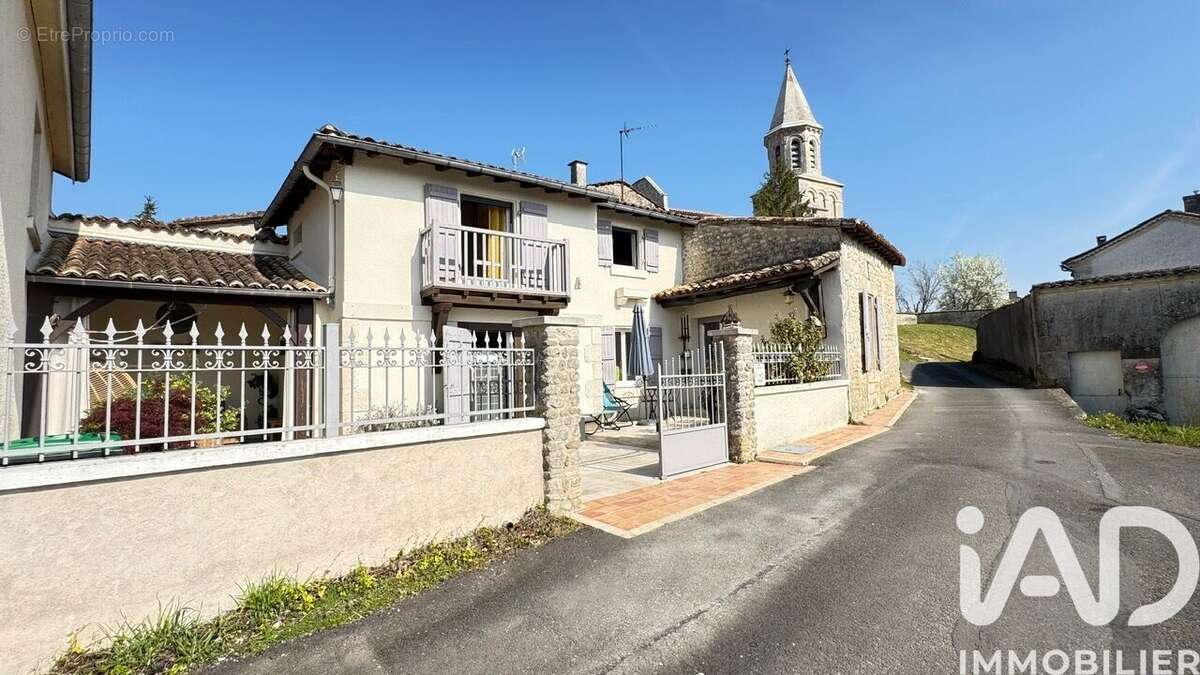Maison 97 m² à Saint-Simeux  - photo 2
