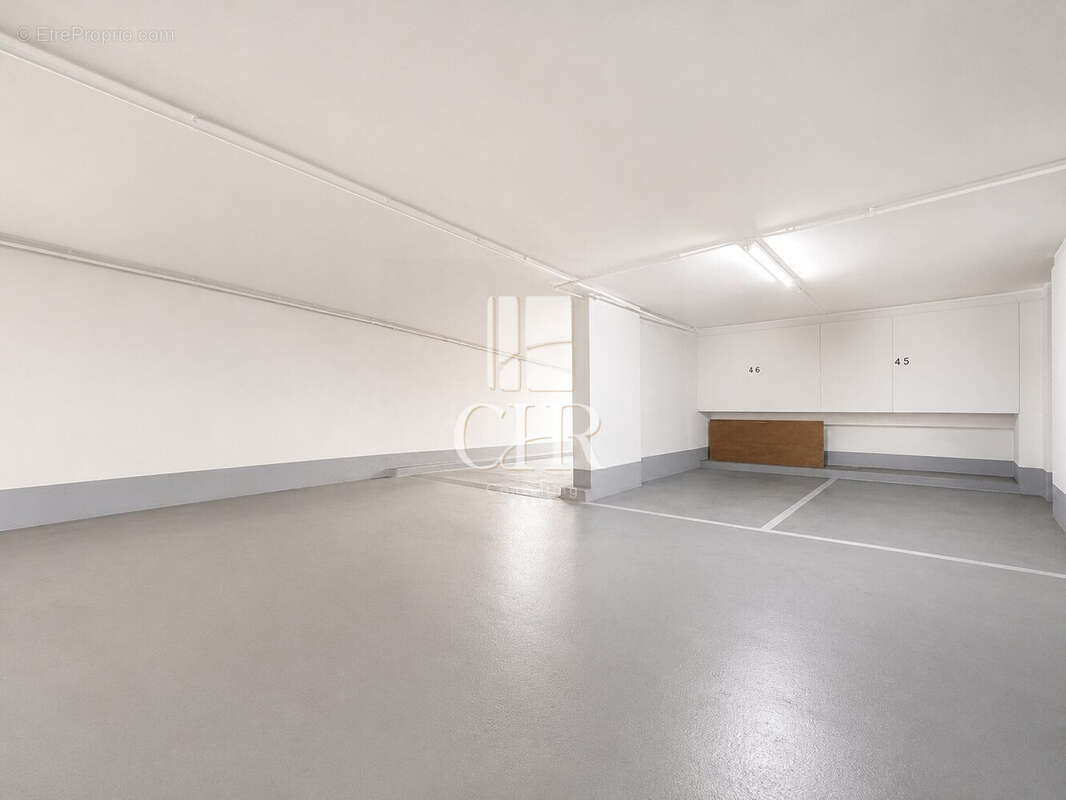Parking à PARIS-4E