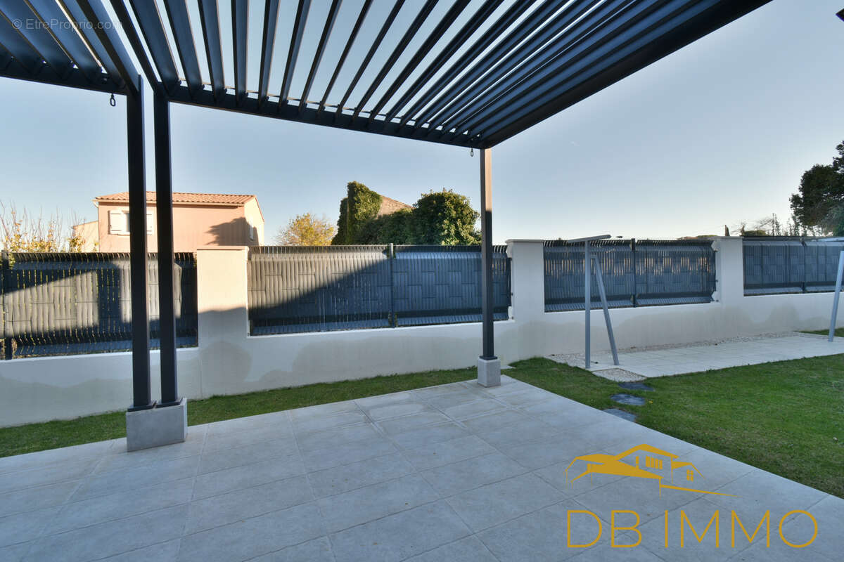 Maison à SAINT-LAURENT-DES-ARBRES