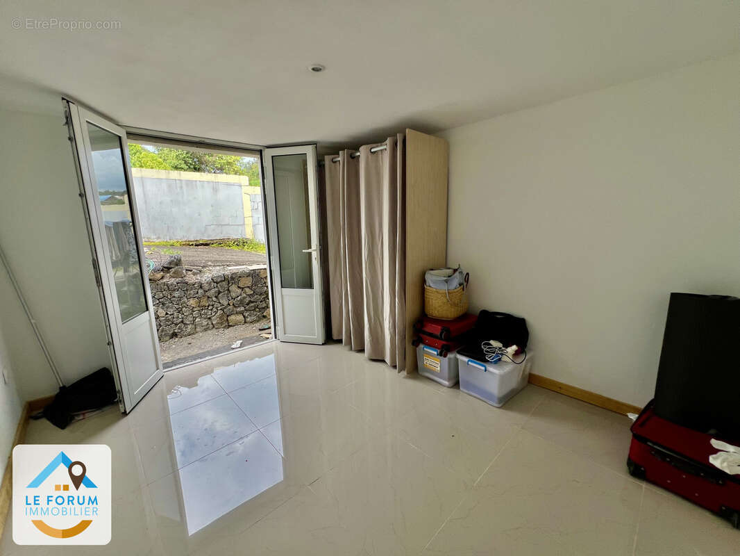 Tampon 97430 - ensemble immobilier - beaux volumes - fort potentiel - quartier prisé - photo 12