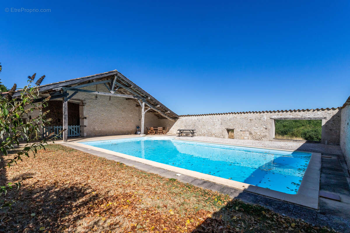 Maison de campagne avec piscine et grange - photo 29
