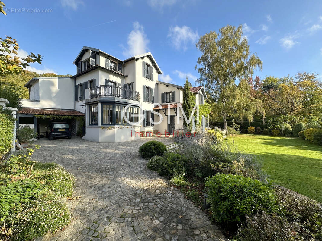 Maison à VILLE-D'AVRAY