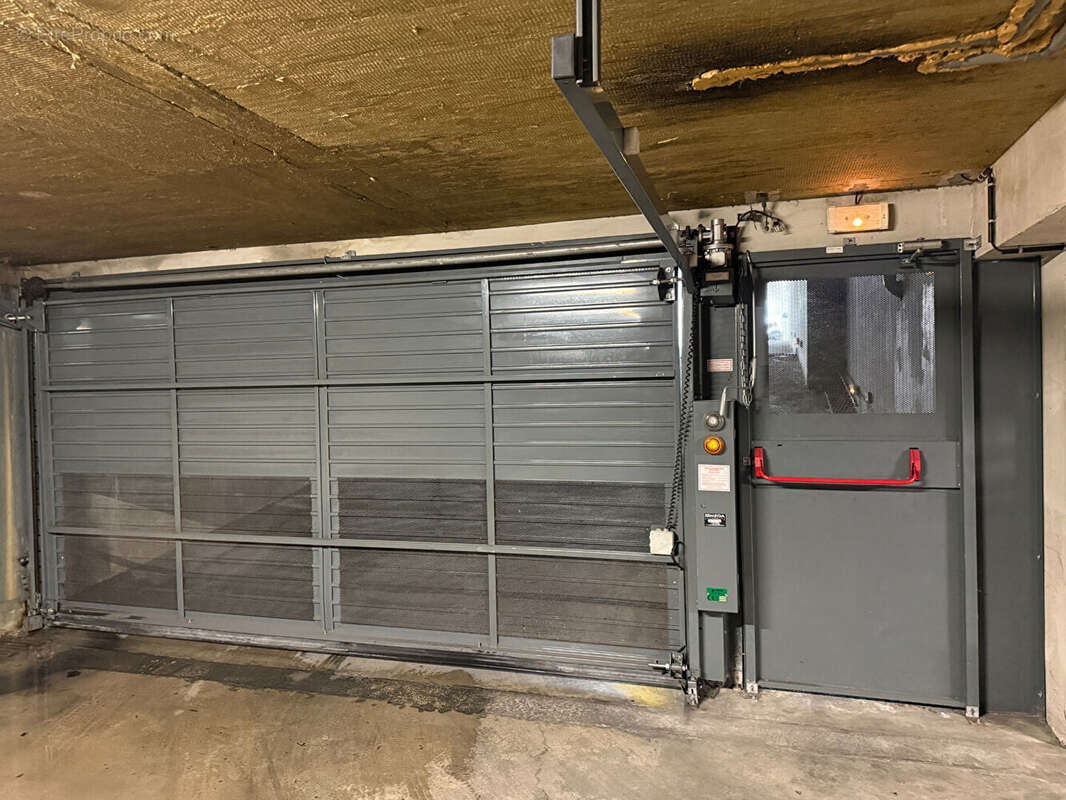 GARAGE fermé à vendre sur Marseille 13ème, limite Allauch dans une résidence  fermée et sécurisée - photo 4