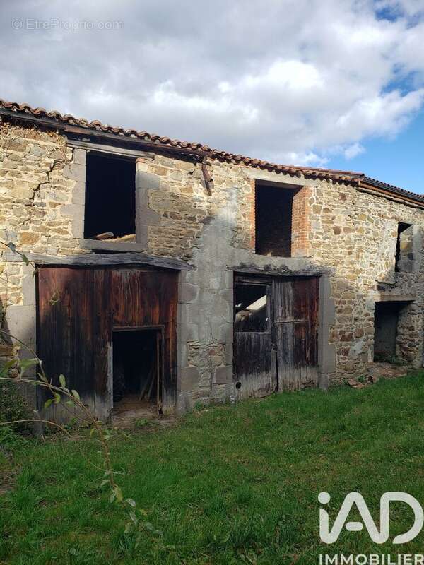 Photo 2 - Parking à SAINT-FLORET