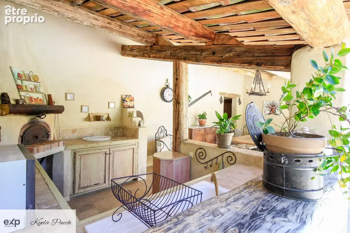 Kyela Puech présente une bastide renovée au Puy Sainte Réparade, à 15mins de Aix-en-Provence, 5 mins de Chateau Lacoste, avec dépendance de 50m2, piscine, pool house et annexes- en campagne