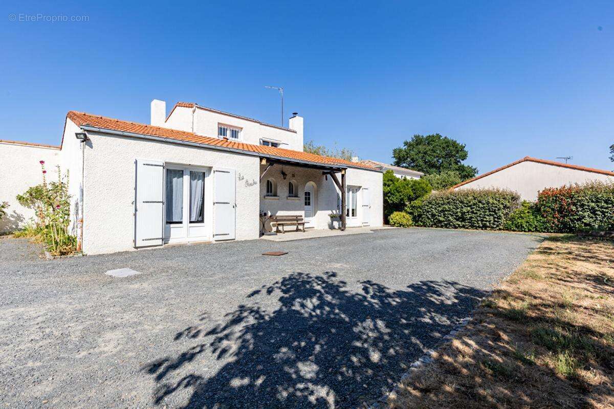Maison Cugand 5 P . 4 Chs . 121.69 M² . T 1276 M² . Piscine avec abri . Garages . Terrasse - photo 3