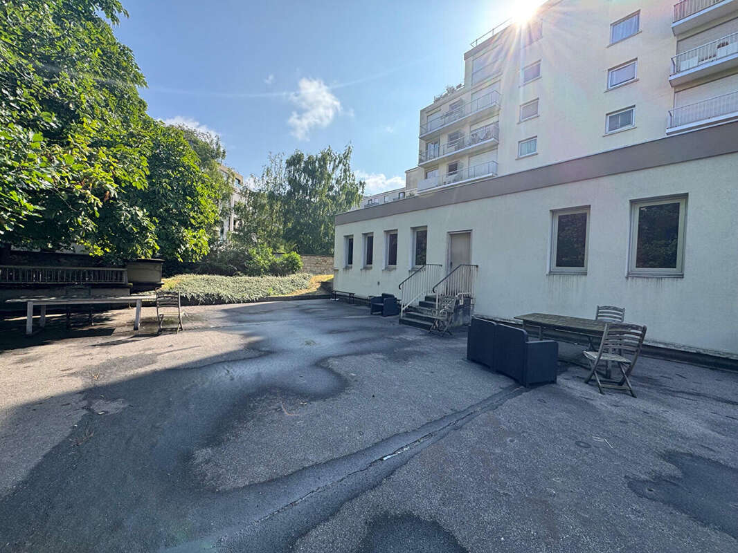 Commerce à SURESNES