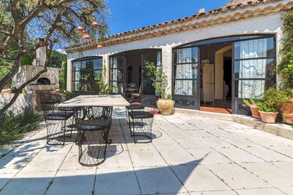 Maison à LA ROQUETTE-SUR-VAR