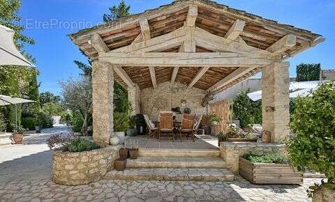 Maison 360 m² à Uzes  - photo 2