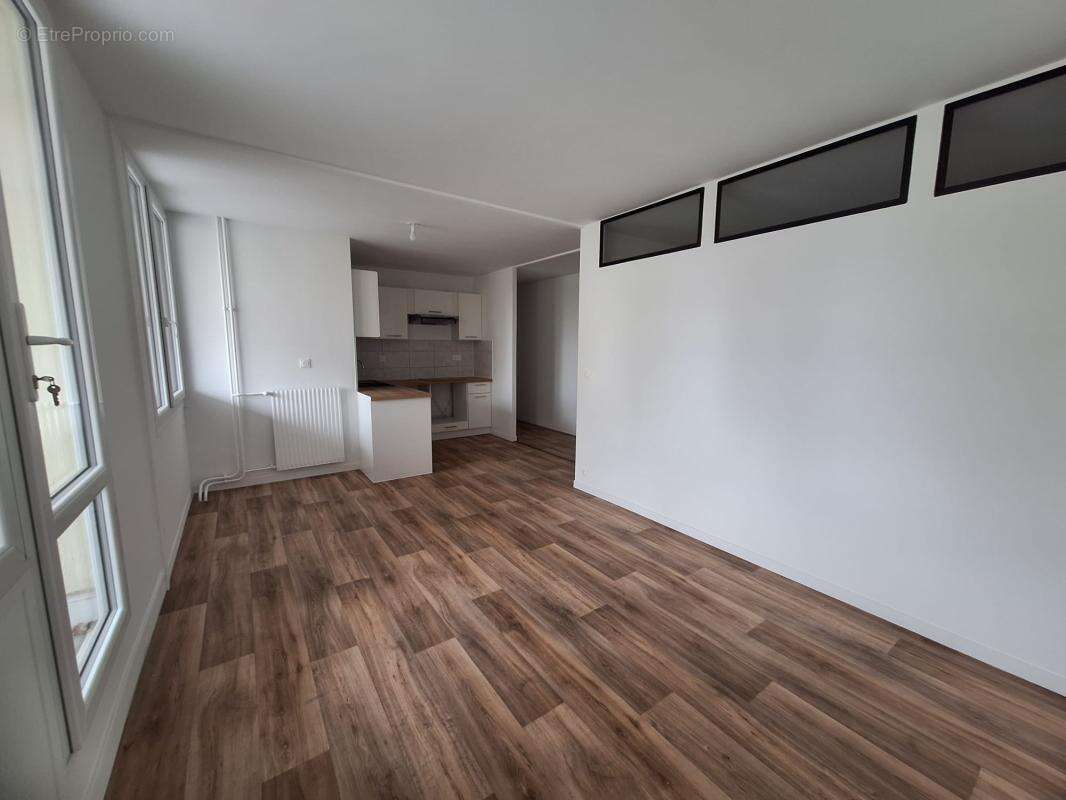 Trappes centre – appartement t3 rénové avec balcon – proche gare - photo 2