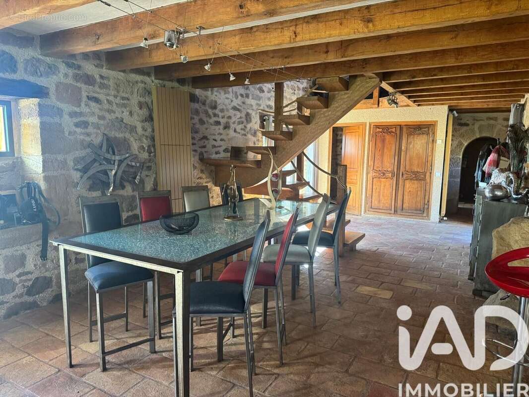 Maison 250 m² à Le Bourg  - photo 6
