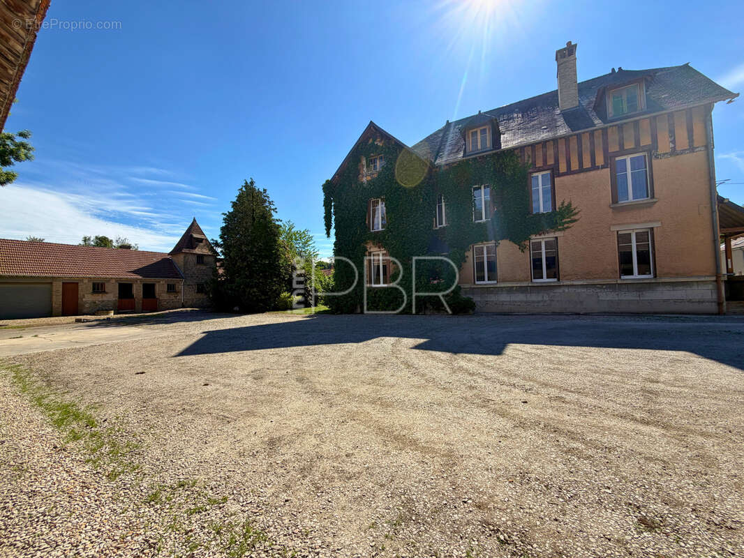 Corps de ferme avec maison T10 individuelle et dépendances - photo 17