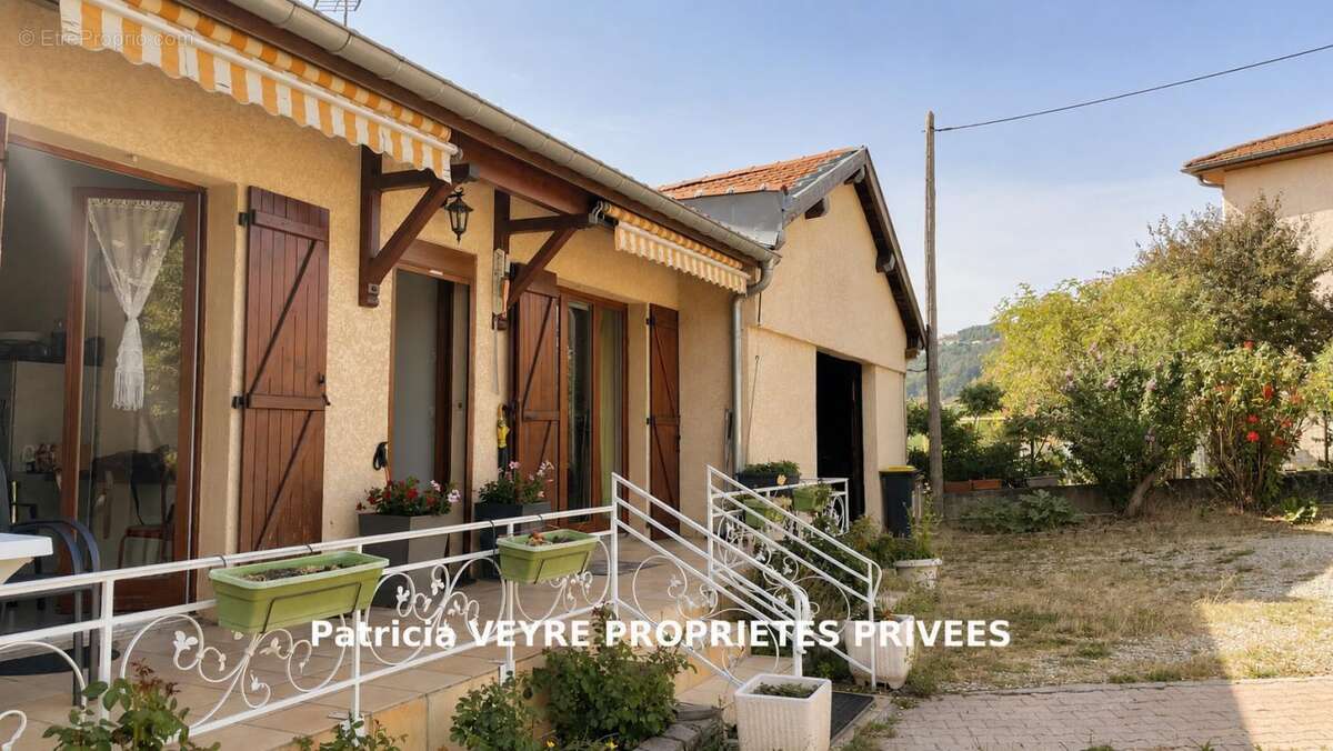 FRAISSES (42490) Maison individuelle rénovée 111m²  habitables + dépendance de 85 m² sur 776m² de terrain - photo 2