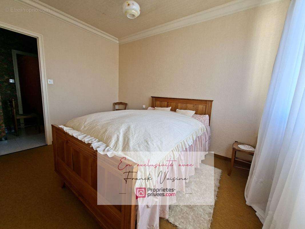 A VENDRE en Exclusivité à Beaurepaire, Ensemble de 2 maisons de 126 et 50 m2 avec plusieurs dépendances et garages sur une parce - photo 10