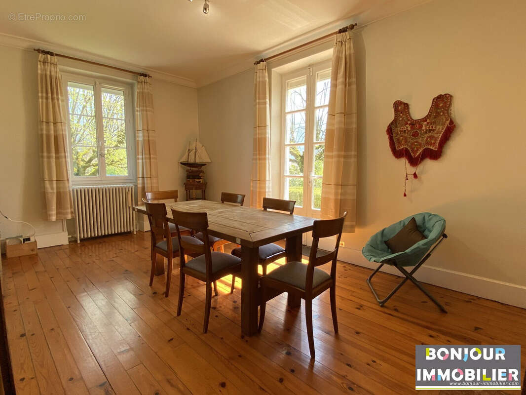 Maison à ENTRE-DEUX-GUIERS