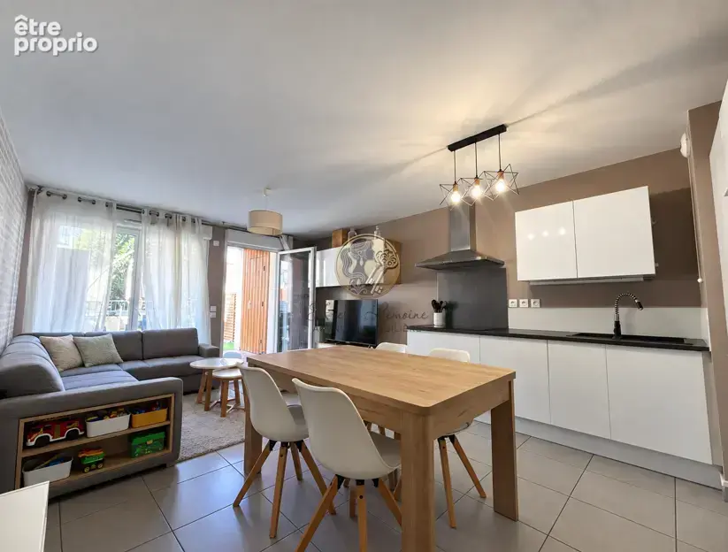Produit rare à Marcy-l’Étoile   T3 traversant avec deux jardins Privatifs, piscine et double garage - photo 4