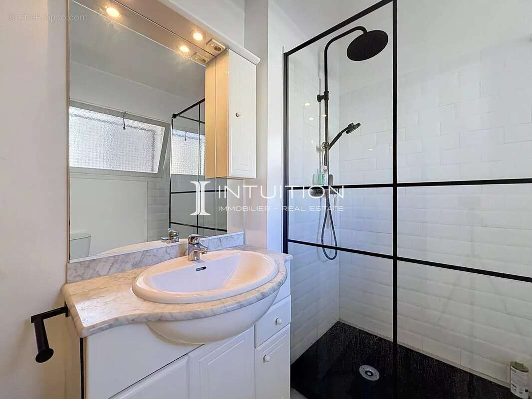 Cannes - Croisette : Studio avec coin nuit vue mer latérale - photo 12