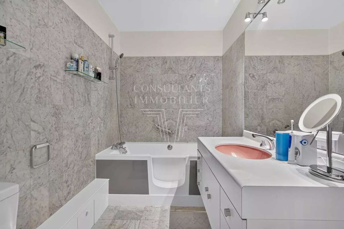 Appartement à NEUILLY-SUR-SEINE