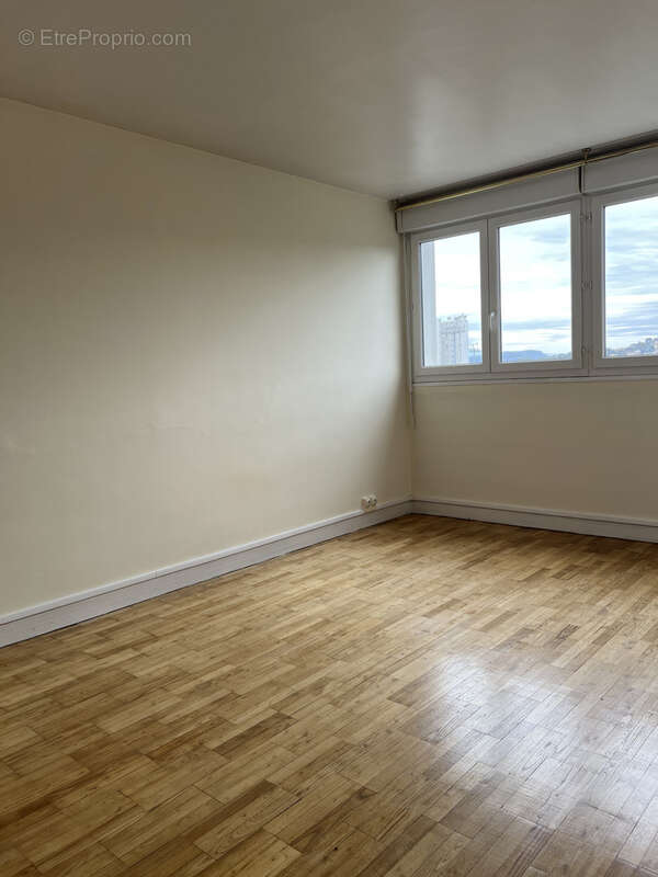 Appartement à BAGNOLS-SUR-CEZE