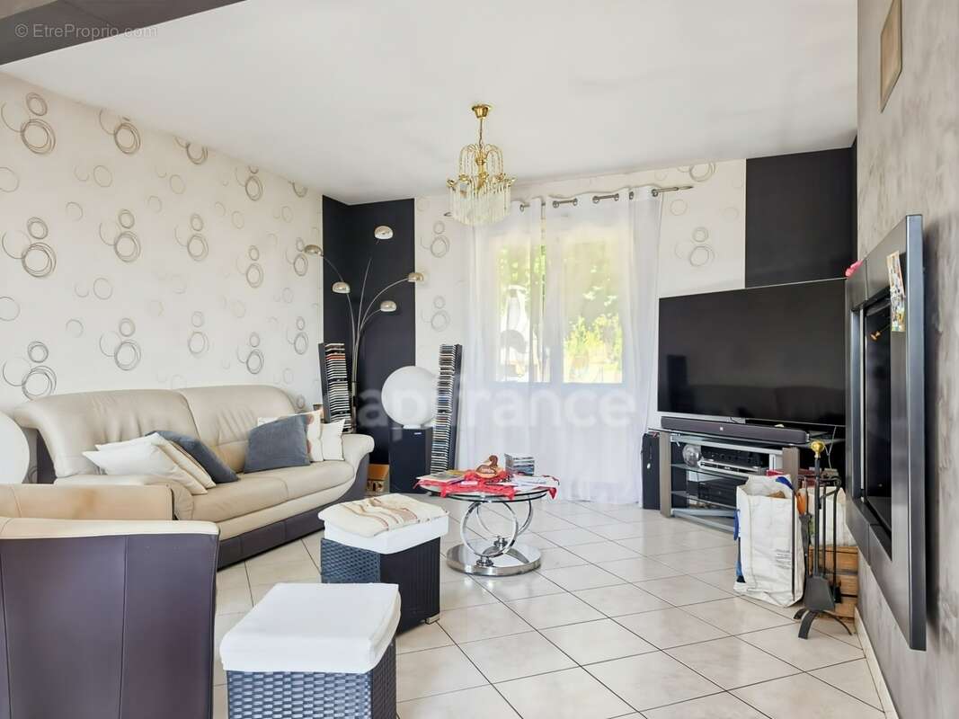 Maison familiale de 4 chambres sur plus de 6 000 m² de terrain à Saint-Maixent - photo 9